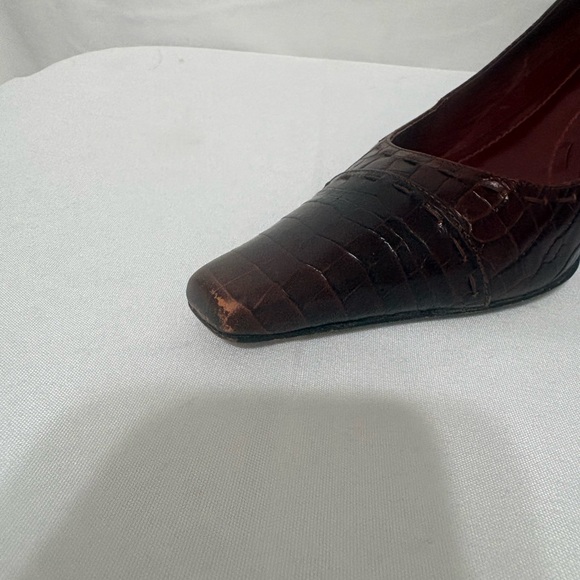 vintage-style brown alligator print pumps - Picture 3 of 11